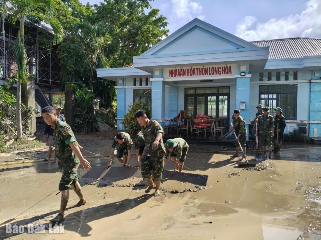Para perwira dan prajurit Resimen 38 membantu masyarakat