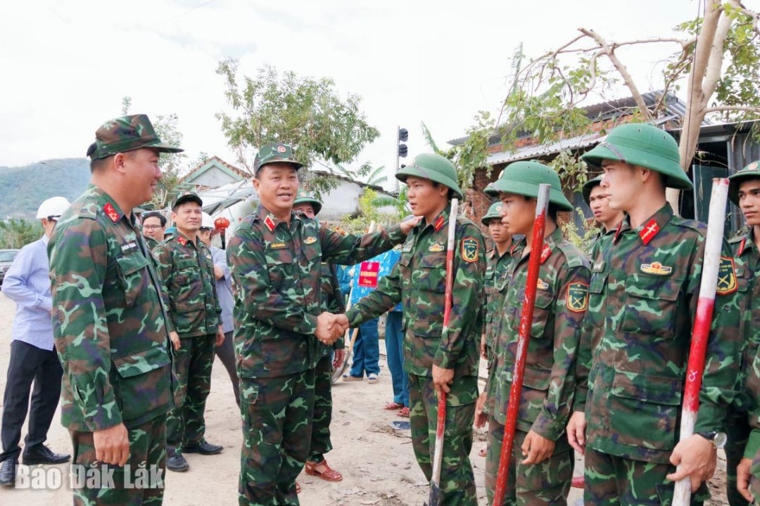 1. Generalmajor Tran Thanh Hai, nestkommanderende for militærregion 5, besøkte og oppmuntret styrkene som utførte tjeneste i Dong Xuan kommune.