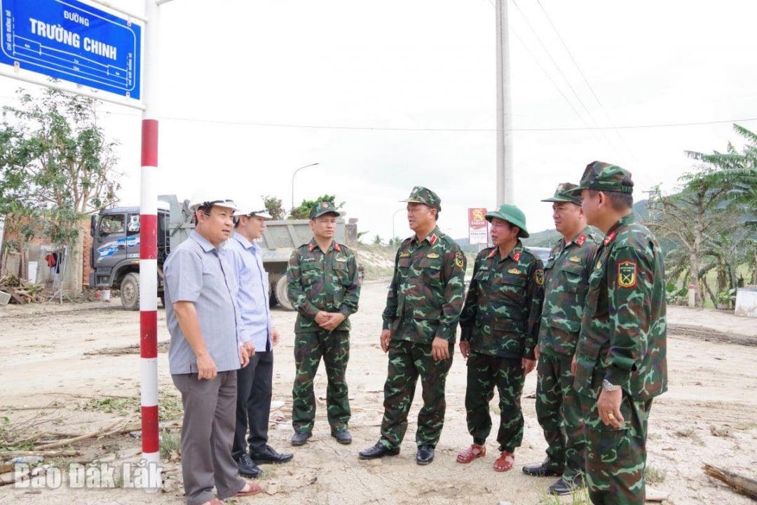 3. Generalmajor Tran Thanh Hai, nestkommanderende for militærregion 5, diskuterte og delte med de lokale myndighetene i Dong Xuan kommune.