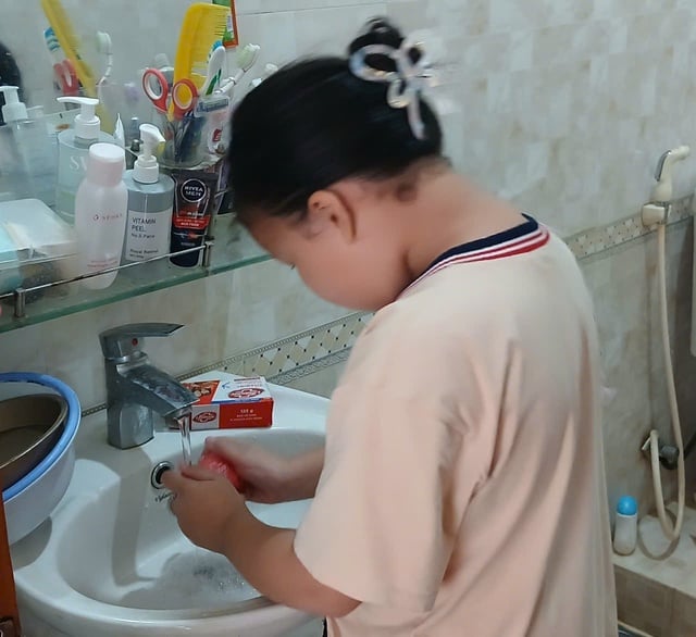 Резкий рост числа случаев сезонного гриппа в Кханьхоа. Врачи рекомендуют помнить о мерах профилактики заболевания - Фото 2. Tăng mạnh người bị cúm mùa ở Khánh Hòa, bác sĩ khuyến cáo điều cần nhớ để phòng bệnh- Ảnh 2.