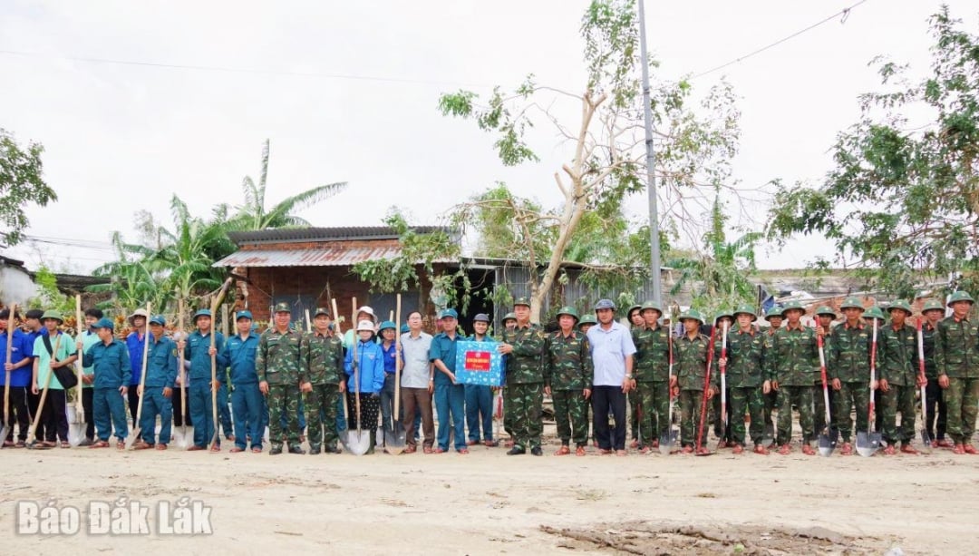 2. Generalmajor Tran Thanh Hai, nestkommanderende for militærregion 5, overrakte gaver til styrkene.