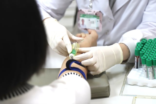 «Промышленный» образ жизни делает городских жителей более восприимчивыми к гипотиреозу, чем сельских жителей - Фото 2. Lối sống 'công nghiệp' khiến người thành thị dễ mắc bệnh suy giáp hơn người nông thôn- Ảnh 2.