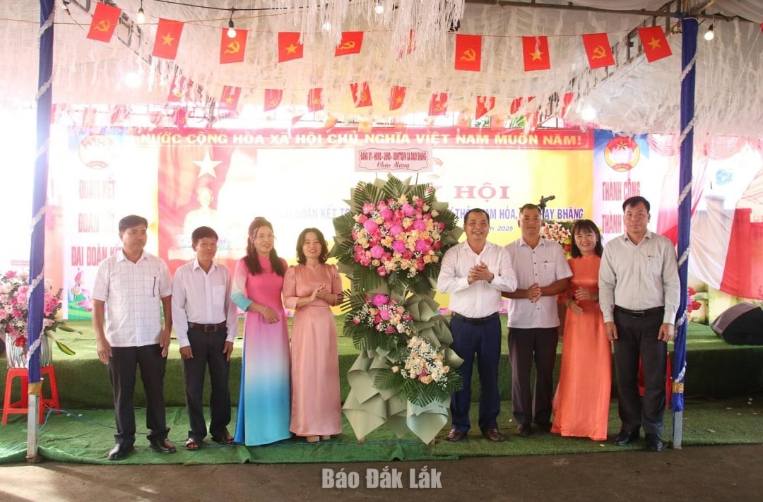 Đảng ủy, HĐND, UBND, Ủy ban MTTQ Việt Nam xã Dray Bhăng tặng hoa chúc mừng ngày hội.