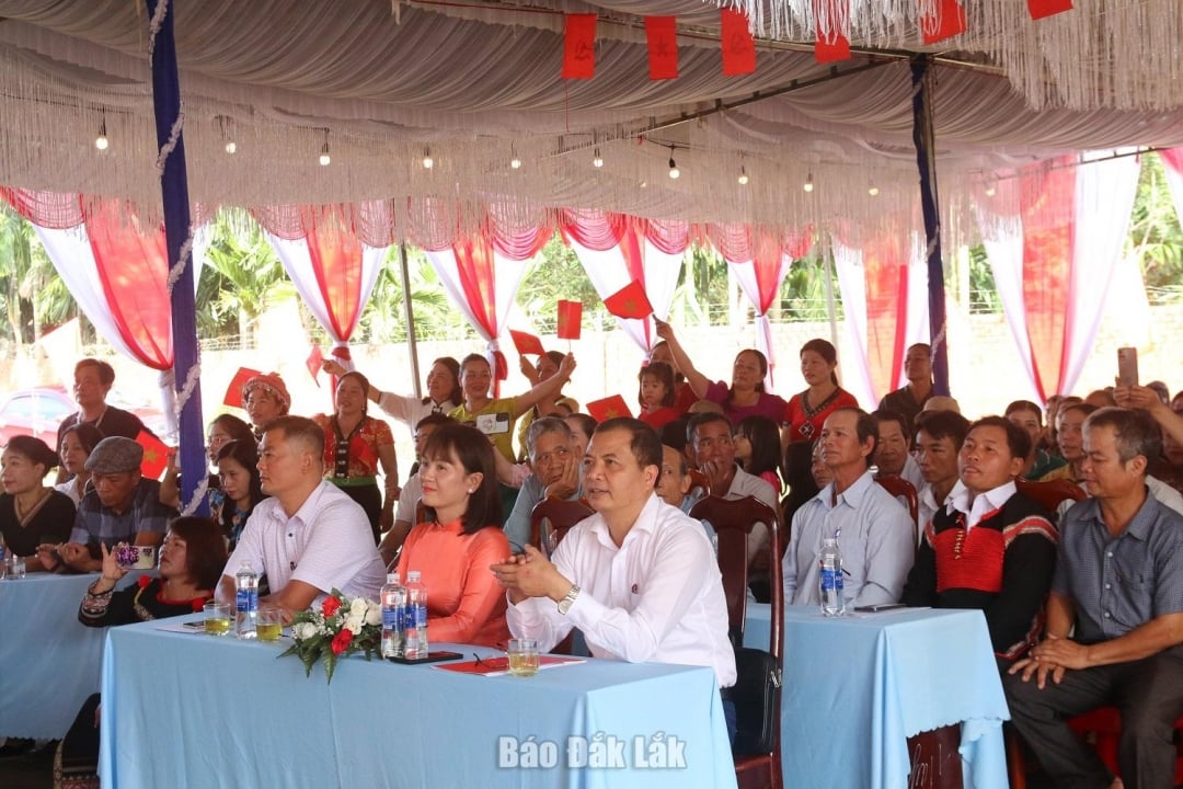 Đại biểu và người dân tham dự ngày hội.