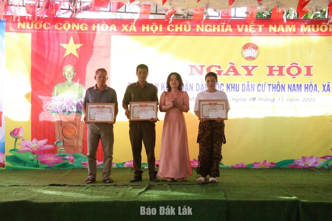 Chủ tịch Ủy ban MTTQ Việt Nam xã Dray Bhăng Bùi Thị Lộc tặng giấy khen cho các cá nhân đã có thành tích trong cuộc vận động “Toàn dân đoàn kết xây dựng nông thôn mới, đô thị văn minh” năm 2025.
