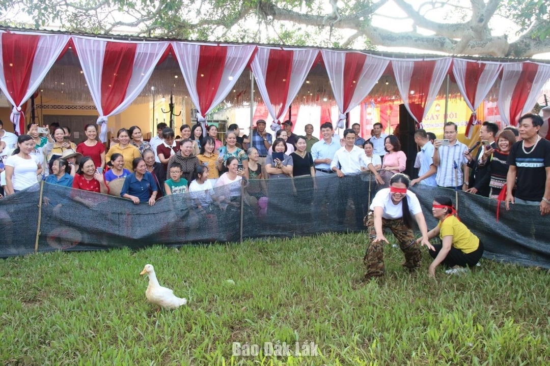 Bà con nhân dân hào hứng tham gia trò chơi bắt vịt trong ngày hội.