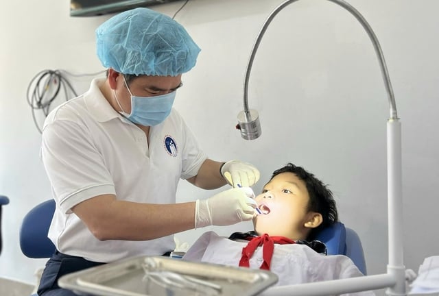 Тревожное состояние здоровья полости рта у пожилых людей и детей во Вьетнаме - Фото 1. Báo động tình trạng sức khoẻ răng miệng người cao tuổi và trẻ em ở Việt Nam- Ảnh 1.