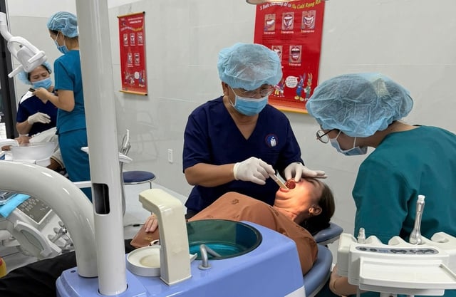 Тревожное состояние здоровья полости рта у пожилых людей и детей во Вьетнаме - Фото 3. Báo động tình trạng sức khoẻ răng miệng người cao tuổi và trẻ em ở Việt Nam- Ảnh 3.