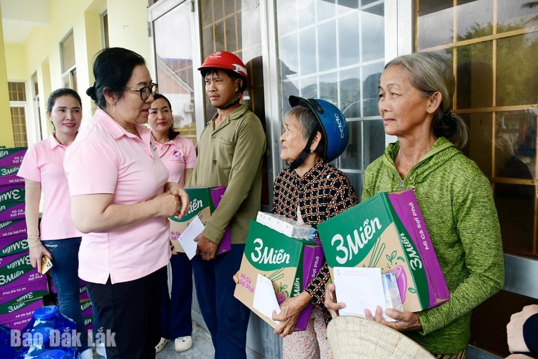 محترمہ Nguyen Thi Nga، Phu Yen Women Entrepreneurs Association کی صدر، Dac Loc Sea Food Company Limited کی ڈائریکٹر نے Xuan Lanh کمیون کے لوگوں کو مشکلات پر قابو پانے اور جلد ہی اپنی زندگیوں کو مستحکم کرنے کی ترغیب دی۔