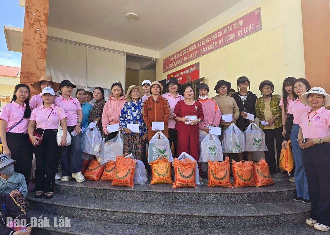 فو ین وومن انٹرپرینیورز ایسوسی ایشن Xuan Thinh کمیون میں طوفان نمبر 13 سے متاثرہ لوگوں کو تحفے دے رہی ہے۔