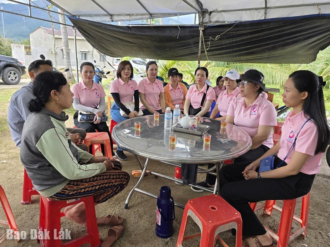 فو ین ویمن انٹرپرینیور ایسوسی ایشن کے ممبران مسٹر فان نگوک تھانہ کے خاندان کے دکھ اور نقصان میں شریک ہیں، جو Xuan Lanh کمیون میں طوفان نمبر 13 میں ہلاک ہو گئے تھے۔