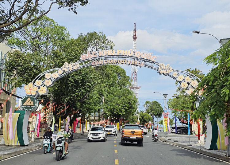 Đặc khu Phú Quốc yêu cầu tháo dỡ, di dời bảng quảng cáo rao vặt, mái che, hàng rào ra khỏi hành lang lộ giới