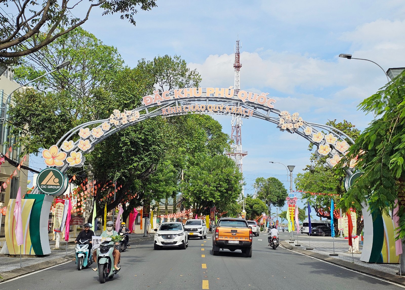 Phu Quocs specialzon kräver att reklamskyltar, tak och staket demonteras och flyttas ut ur vägkorridoren.