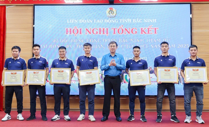 Ο Bac Ninh επαινεί δύο ομάδες που συμμετείχαν στον τελικό γύρο του Πρωταθλήματος Ποδοσφαίρου Εργατών και Δημοσίων Υπαλλήλων του Βιετνάμ 2025 - Φωτογραφία 2. bắc ninh - Ảnh 2.