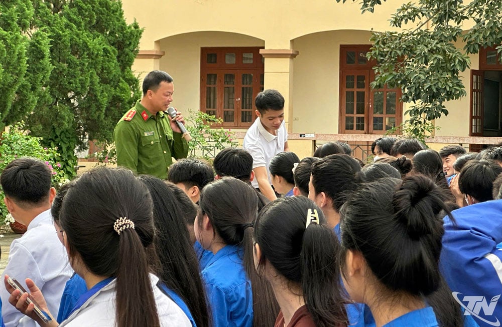 Propagating and disseminating basic legal knowledge to nearly 700 students, union members and youth of Yen Ninh High School.