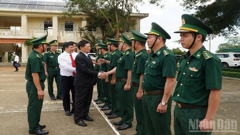El miembro del Comité Central del Partido y viceprimer ministro Ho Duc Phoc encabezó una delegación gubernamental para visitar a los oficiales y soldados de la estación de la Guardia Fronteriza de Dak Lao.