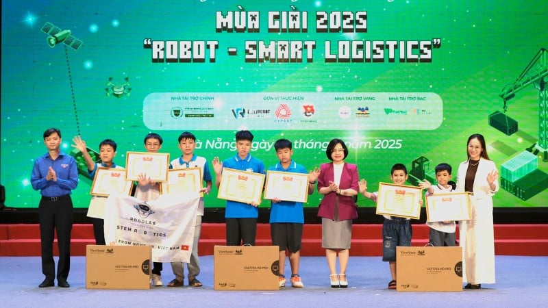The organizers awarded first prize to the teams.