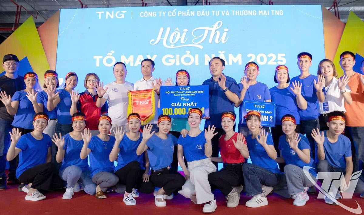 Organisationskommittén tilldelade första pris till Phu Binh 2 Garment Branch.