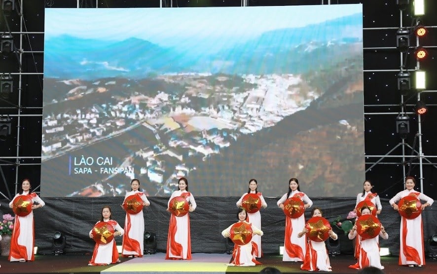 ការសម្តែង Ao Dai