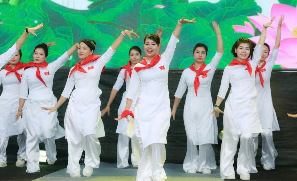 ការសម្តែង Ao Dai