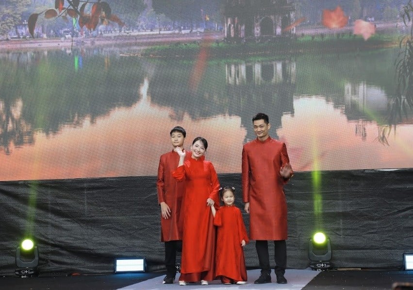 ការសម្តែង Ao Dai