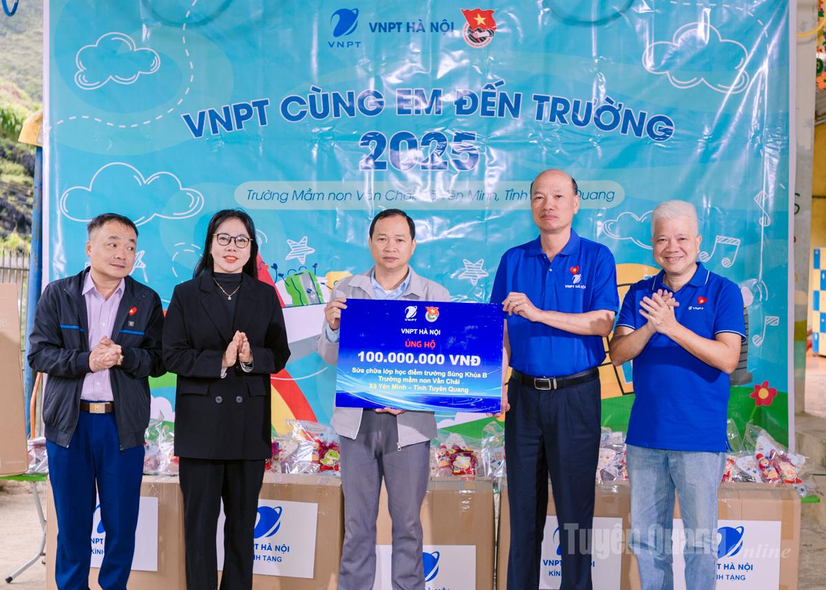 1. ບໍລິສັດ VNPT ຮ່າໂນ້ຍ ມອບເງິນຈໍານວນ 100 ລ້ານດົ່ງໃຫ້ໂຮງຮຽນອະນຸບານ ຊຸງຄູບີ.