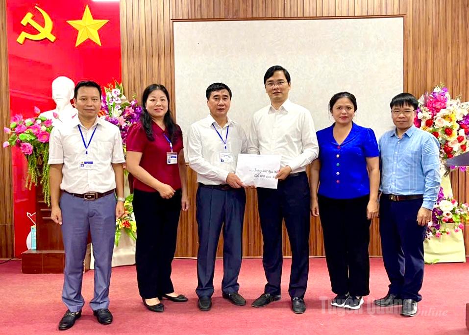 1. O diretor do Departamento de Educação e Formação, Vu Dinh Hung, entregou presentes à Escola Secundária Ngoc Ha, na comuna de Ngoc Duong.