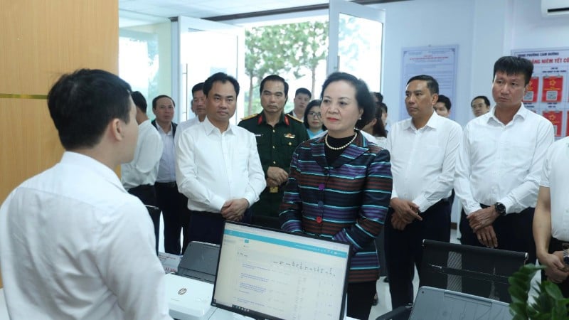 Pham Thi Thanh Tra miniszterelnök-helyettes látogatást tett a Cam Duong kerületi közigazgatási szolgáltató központban.