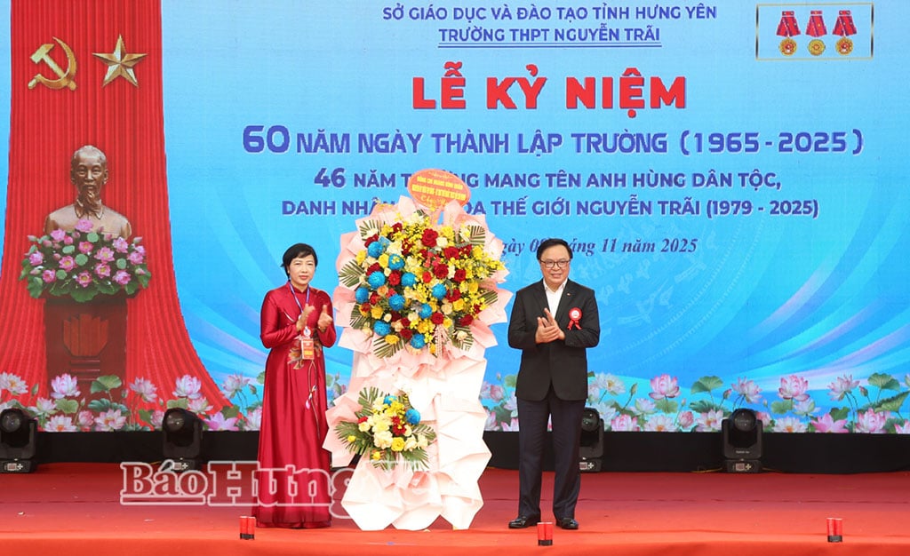 សមមិត្ត Hoang Binh Quan អតីតសមាជិកគណៈកម្មាធិការមជ្ឈិមបក្ស អតីតប្រធានគណៈកម្មាការទំនាក់ទំនងខាងក្រៅមជ្ឈិម បានជូនកម្រងផ្កាអបអរសាទរ។