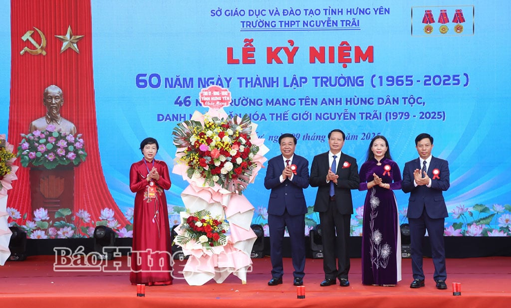 សមាជិកគណៈកម្មាធិការអចិន្ត្រៃយ៍គណបក្សខេត្ត និងថ្នាក់ដឹកនាំគណៈកម្មាធិការប្រជាជនខេត្ត ជូនផ្កាអបអរសាទរ។