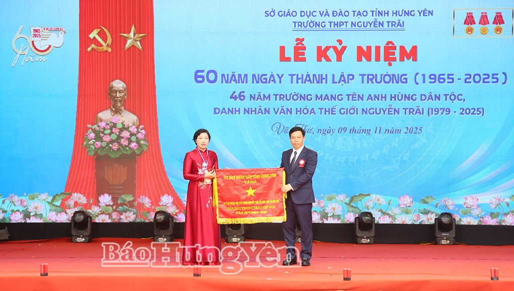 សមមិត្ត Lai Van Hoan អនុប្រធានគណៈកម្មាធិការប្រជាជនខេត្ត បានប្រគល់ទង់ជាតិនៃគណៈកម្មាធិការប្រជាជនខេត្ត ដល់វិទ្យាល័យ Nguyen Trai។