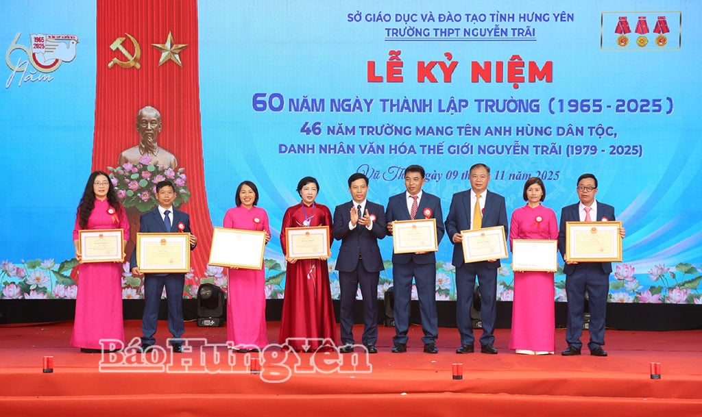 សមមិត្ត Lai Van Hoan អនុប្រធានគណៈកម្មាធិការប្រជាជនខេត្ត បានប្រគល់ប័ណ្ណសរសើររបស់ក្រសួងអប់រំ និងបណ្តុះបណ្តាល និងប័ណ្ណសរសើរពីគណៈកម្មាធិការប្រជាជនខេត្ត ដល់សមូហភាព និងបុគ្គលនៃវិទ្យាល័យ Nguyen Trai។