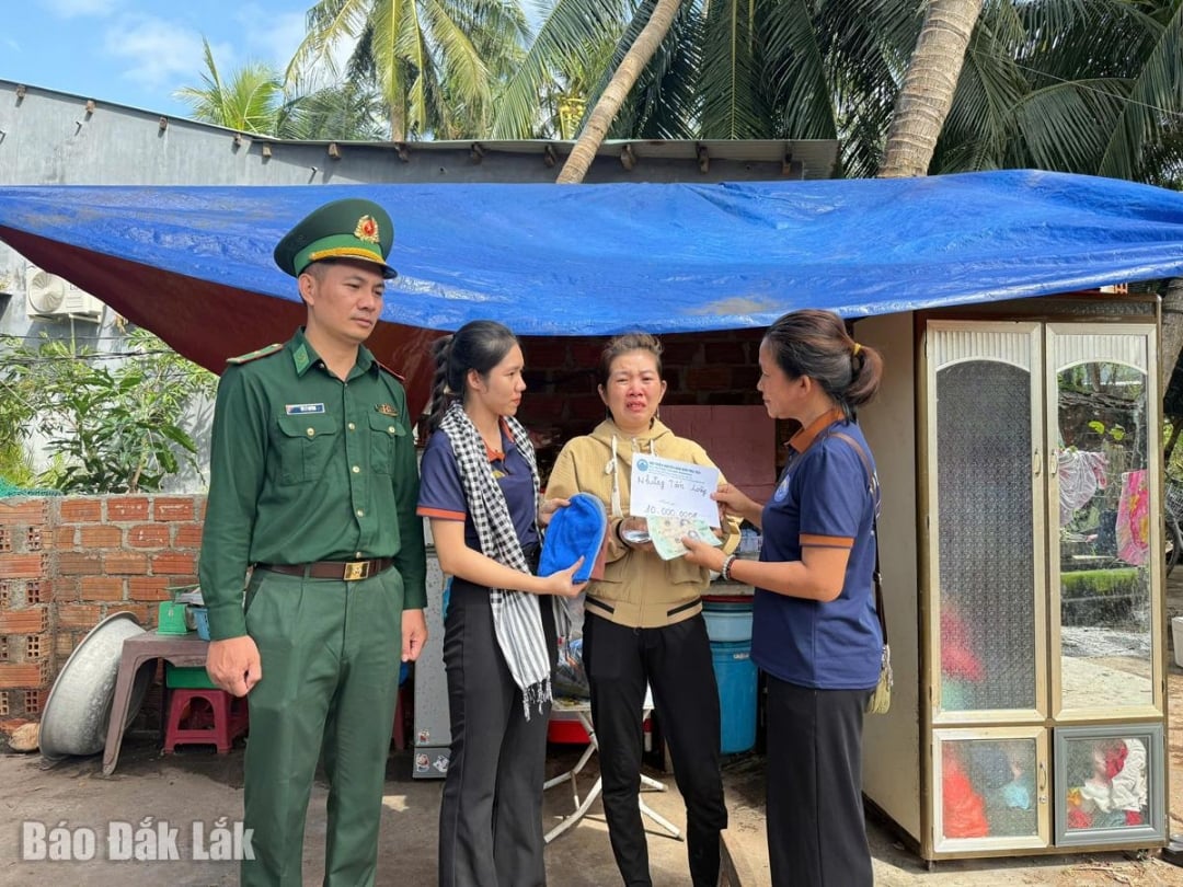 Phối hợp trao tiền hỗ trợ cho một gia đình trên địa bàn phường Sông Cầu.