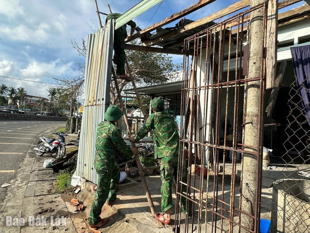 Liên tục những ngày qua, nhiều lượt cán bộ, chiến sĩ Đồn Biên phòng Xuân Đài hỗ trợ người dân, trường học khắc phục hậu quả bão số 13.