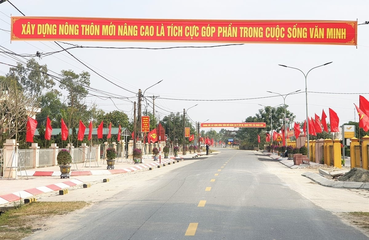 Após a guerra, partindo de uma situação precária, Ha Tinh se destacou e tornou-se um exemplo no país na implementação do programa nacional de desenvolvimento rural. Foto: TN. Sau chiến tranh, từ điểm xuất phát thấp, Hà Tĩnh vươn lên trở thành điểm sáng của cả nước về thực hiện chương trình MTQG xây dựng NTM. Ảnh: TN.