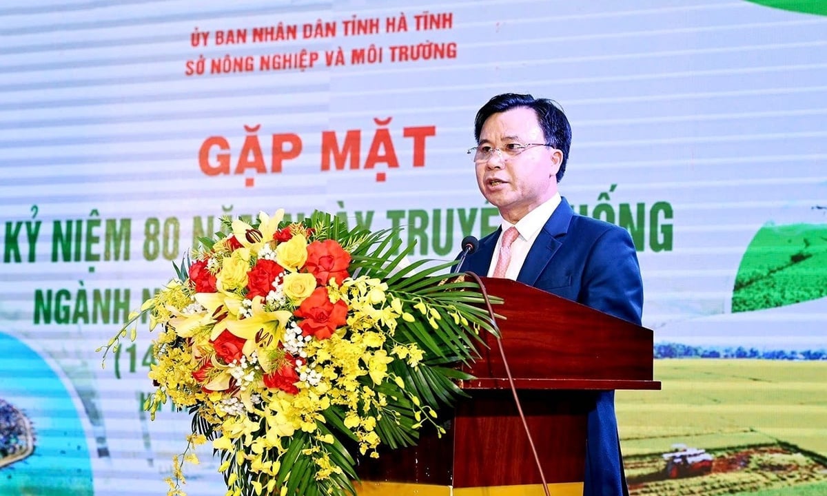 O Sr. Le Ngoc Huan, Diretor do Departamento de Agricultura e Meio Ambiente da província de Ha Tinh, revisou com orgulho os 80 anos de história do setor. Foto: TN. Ông Lê Ngọc Huấn, Giám đốc Sở NN&MT Hà Tĩnh tự hào ôn lại lịch sử 80 năm của ngành. Ảnh: TN.