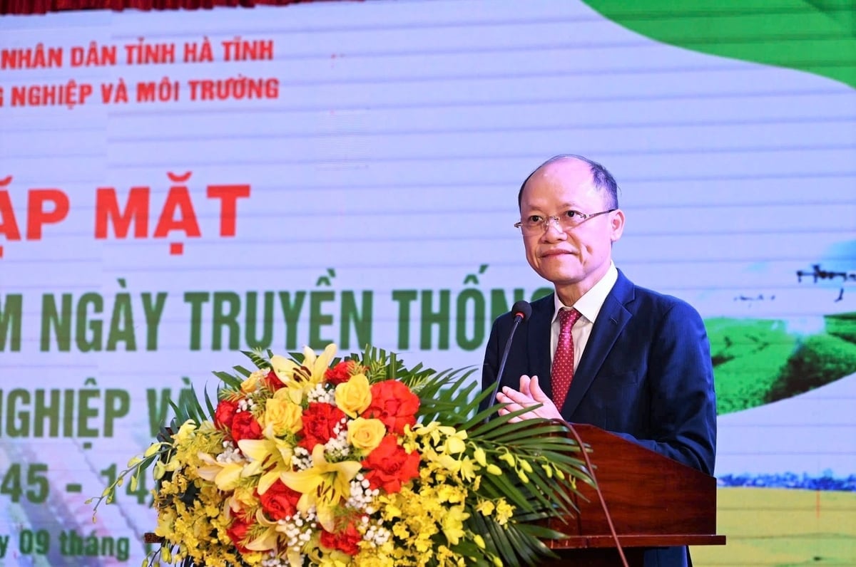 O Secretário Adjunto Permanente do Comitê Provincial do Partido de Ha Tinh, Nguyen Hong Linh, reconheceu e expressou grande apreço pela importante contribuição do setor agrícola e ambiental para o desenvolvimento socioeconômico da província. Foto: TN. Phó Bí thư Thường trực Tỉnh ủy Hà Tĩnh Nguyễn Hồng Lĩnh ghi nhận, đánh giá cao đóng góp to lớn của ngành NN&MT với sự phát triển kinh tế - xã hội của tỉnh. Ảnh: TN.