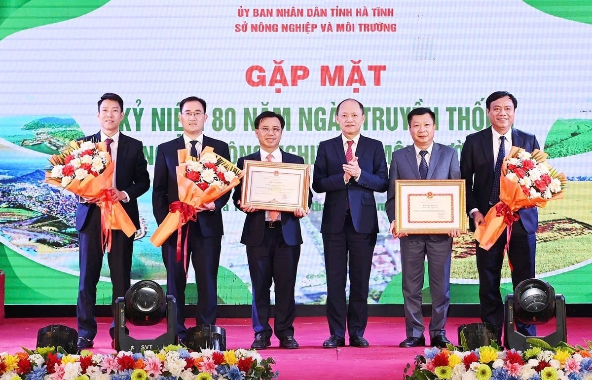 O Sr. Nguyen Hong Linh entregou Certificados de Mérito do Ministério da Agricultura e Meio Ambiente e do Comitê Popular Provincial ao Departamento de Agricultura e Meio Ambiente de Ha Tinh. Foto: TN. Ông Nguyễn Hồng Lĩnh trao Bằng khen của Bộ NN&MT và UBND tỉnh cho tập thể Sở NN&MT Hà Tĩnh. Ảnh: TN.