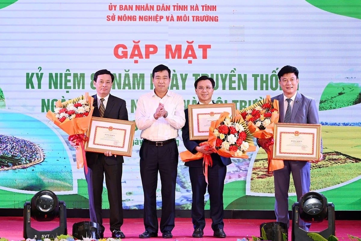 O vice-presidente permanente do Conselho Popular Provincial, Tran Tu Anh, entregou certificados de mérito do Ministério da Agricultura e do Meio Ambiente a diversas pessoas. Foto: TN. Phó Chủ tịch Thường trực HĐND tỉnh Trần Tú Anh trao tặng Bằng khen của Bộ NN&MT cho các cá nhân. Ảnh: TN.