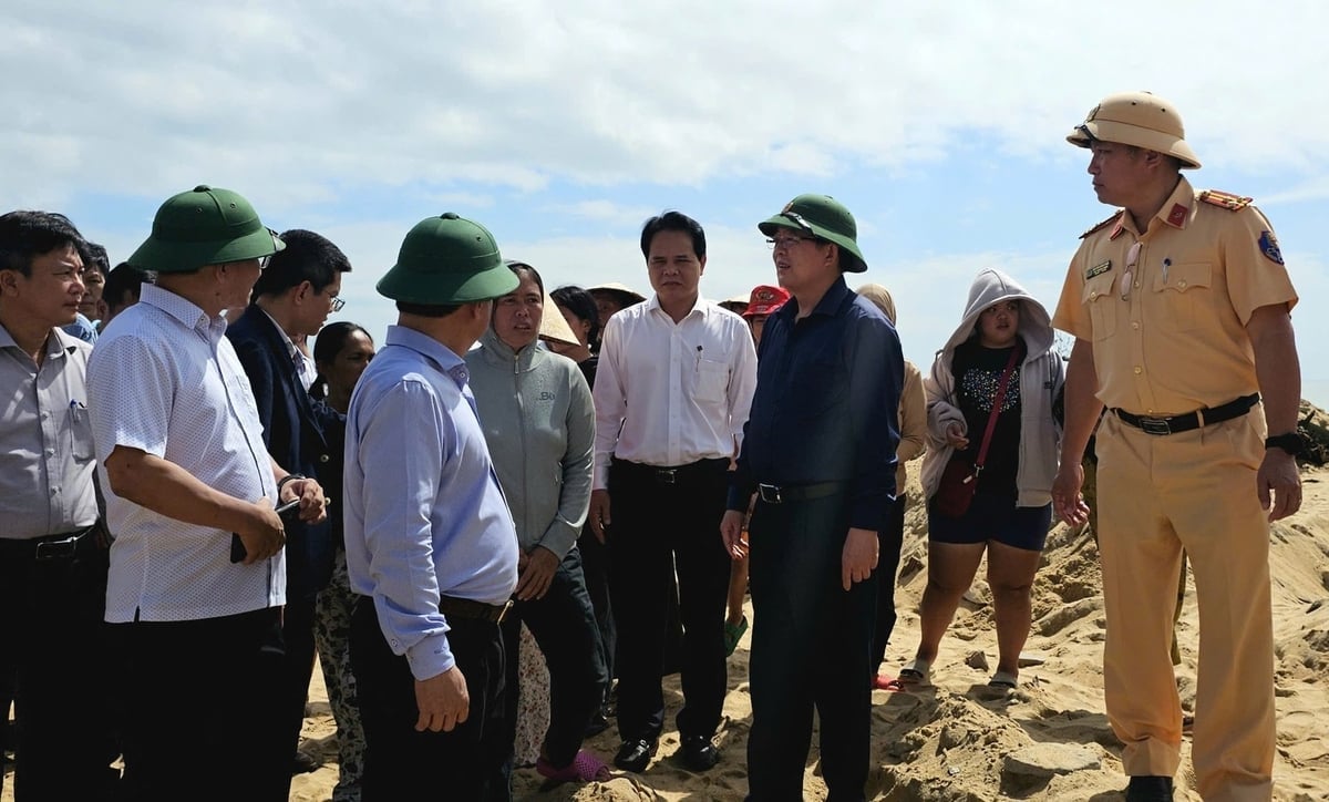 ธนาคารอากริแบงก์ร่วมคณะทำงานของรองนายกรัฐมนตรีโฮก๊วกดุง เข้าเยี่ยมให้กำลังใจและให้การสนับสนุนชาวจาลายที่ได้รับผลกระทบจากพายุลูกที่ 13 ภาพ: PV Agribank tham gia cùng đoàn công tác của Phó Thủ tướng Chính phủ Hồ Quốc Dũng thăm hỏi, động viên và hỗ trợ người dân Gia Lai bị thiệt hại do bão số 13. Ảnh: PV.