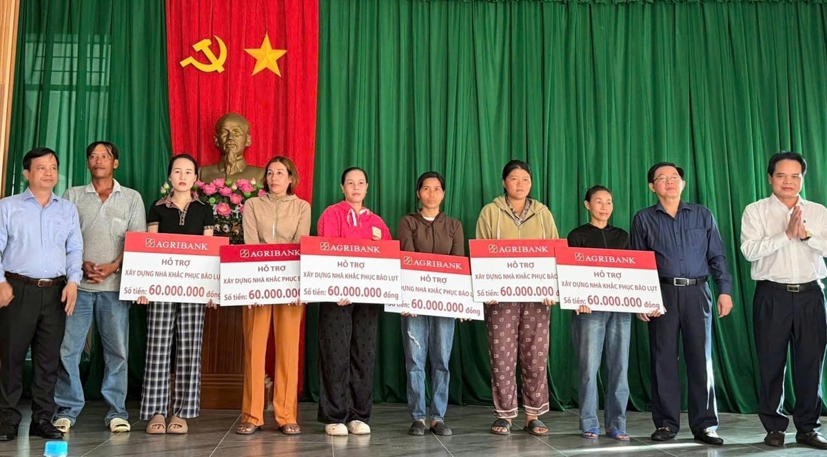 ธนาคาร Agribank ให้การสนับสนุนแก่ครัวเรือน 7 หลังคาเรือนในหมู่บ้าน Gia Lai ที่ได้รับความเสียหายจากบ้านเรือนพังทลาย โดยแต่ละหลังคาเรือนได้รับเงินช่วยเหลือ 60 ล้านดอง ภาพ: PV Agribank trao hỗ trợ cho 7 hộ dân Gia Lai bị sập nhà hoàn toàn, mỗi hộ 60 triệu đồng. Ảnh: PV.