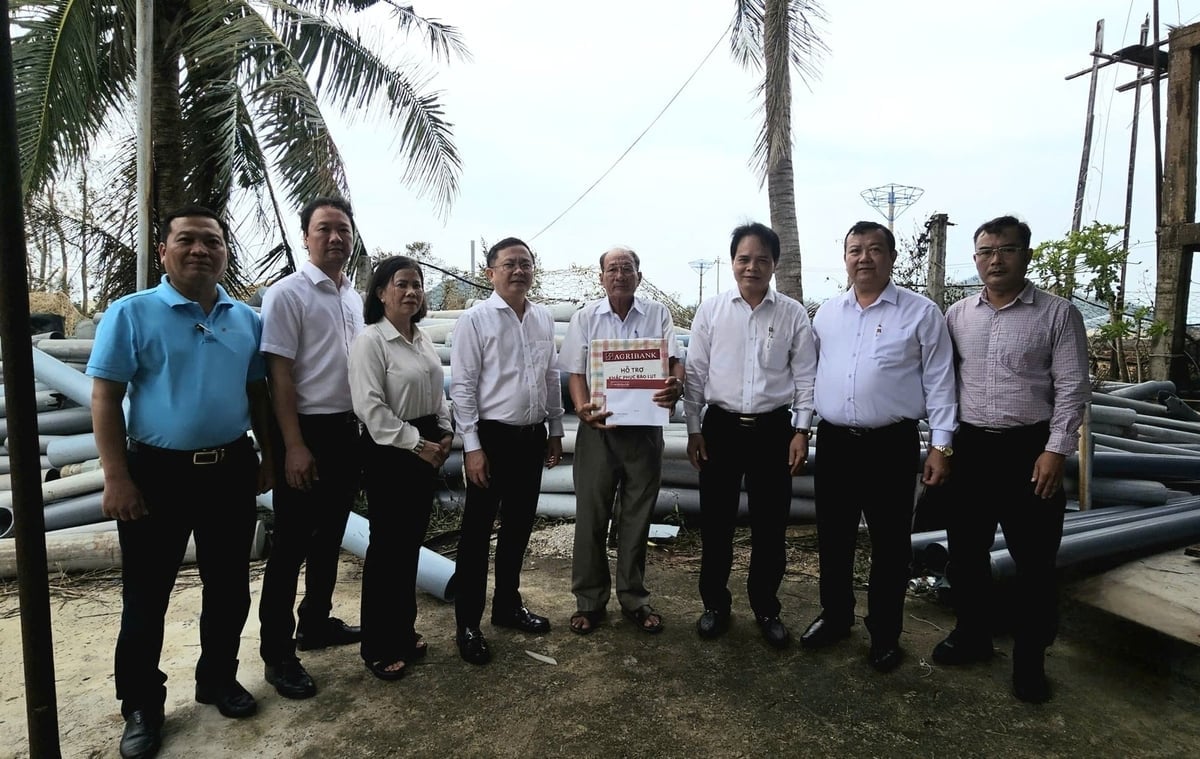 คุณหวู่งหงลิงห์และคณะได้เข้าเยี่ยมให้กำลังใจและมอบเงิน 20 ล้านดองเพื่อช่วยเหลือลูกค้าที่ได้รับความเสียหายอย่างหนักจากพายุลูกที่ 13 ภาพ: PV Ông Vương Hồng Lĩnh cùng đoàn công tác đến thăm, động viên và trao 20 triệu đồng hỗ trợ khách hàng bị thiệt hại nặng do bão số 13. Ảnh: PV.