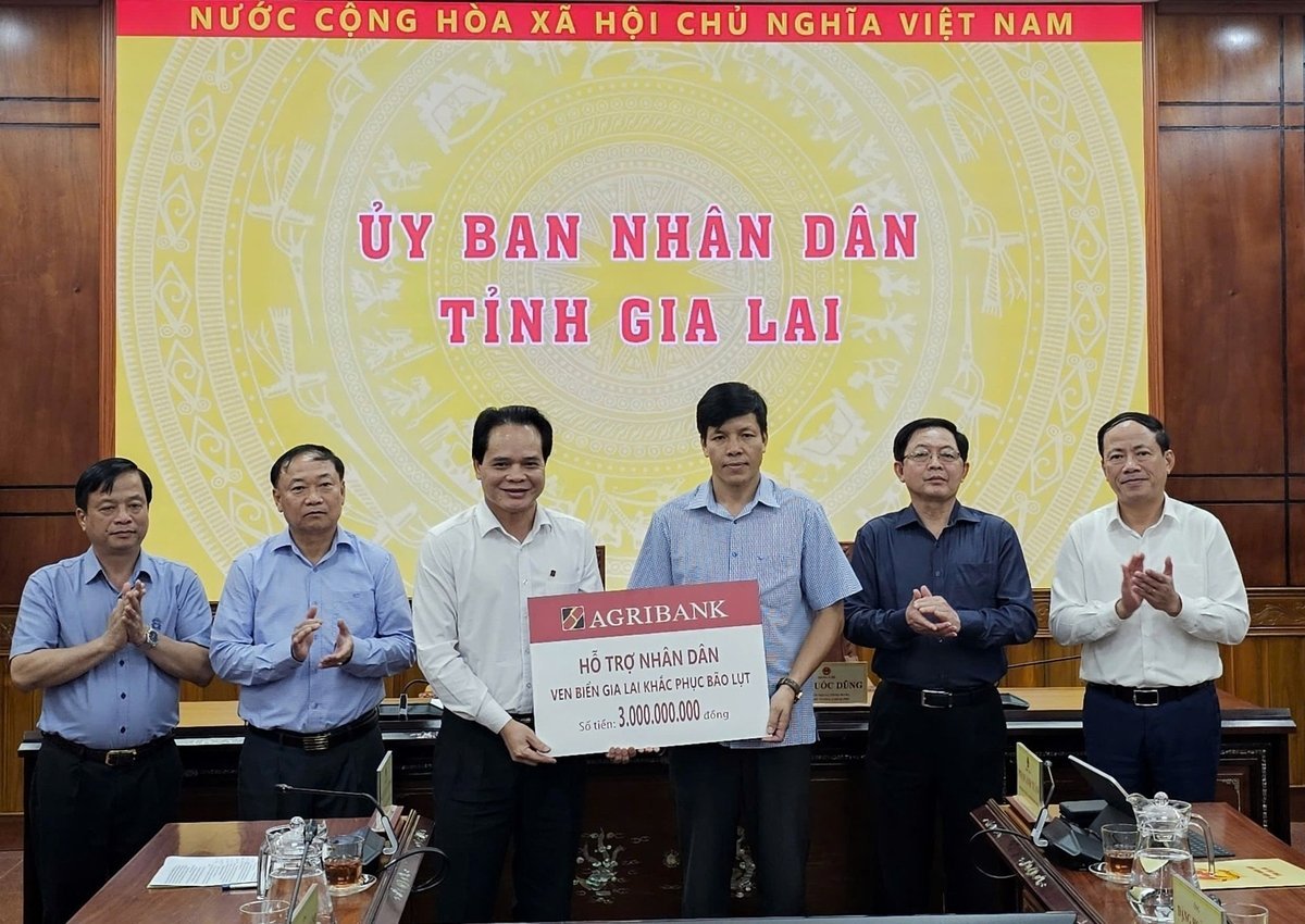ธนาคาร Agribank ให้การสนับสนุน Gia Lai ด้วยเงิน 3 พันล้านดองเพื่อบรรเทาความเสียหายจากพายุลูกที่ 13 ภาพ: PV Agribank hỗ trợ Gia Lai 3 tỷ đồng khắc phục thiệt hại bão số 13. Ảnh: PV.