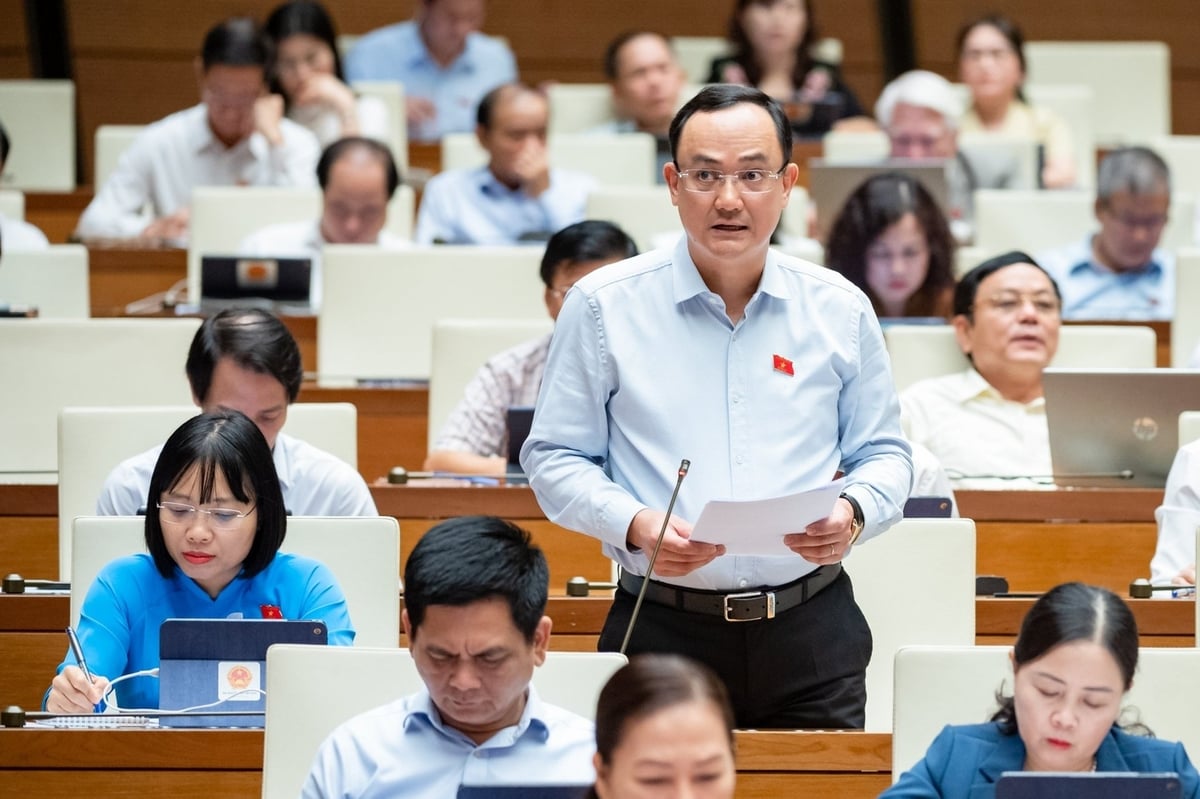 Afgevaardigde van de Nationale Assemblee, Nguyen Ngoc Son, spreekt in de hal van de Nationale Assemblee. Foto: Minh Thanh. ĐBQH Nguyễn Ngọc Sơn phát biểu tại hội trường Quốc hội. Ảnh: Minh Thành.