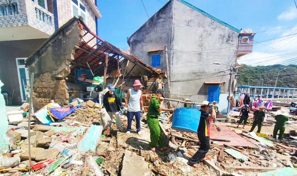 Gia Lai sahili şiddetli fırtınanın ardından harap oldu