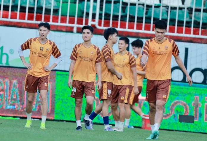 Trung vệ cao 1,96m giúp Hoàng Anh Gia Lai thoát thua trên sân nhà - Ảnh 2.