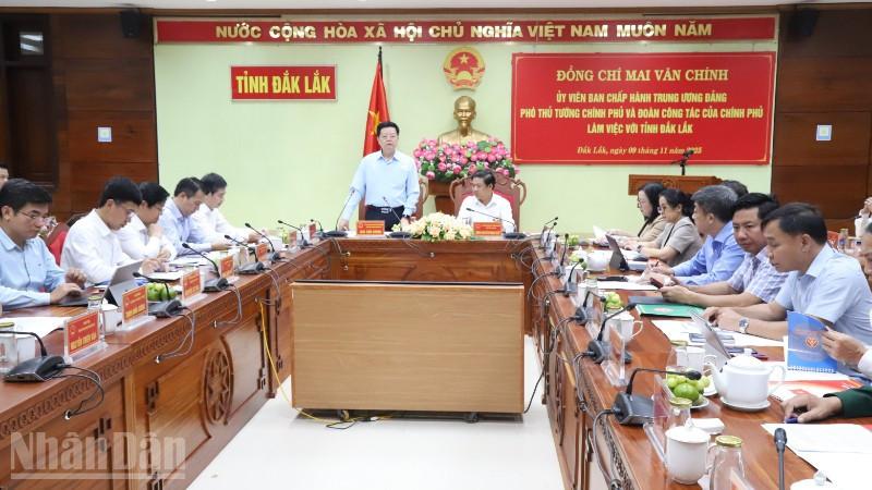 ឧបនាយករដ្ឋមន្ត្រី Mai Van Chinh ថ្លែងមតិក្នុងកិច្ចប្រជុំ។