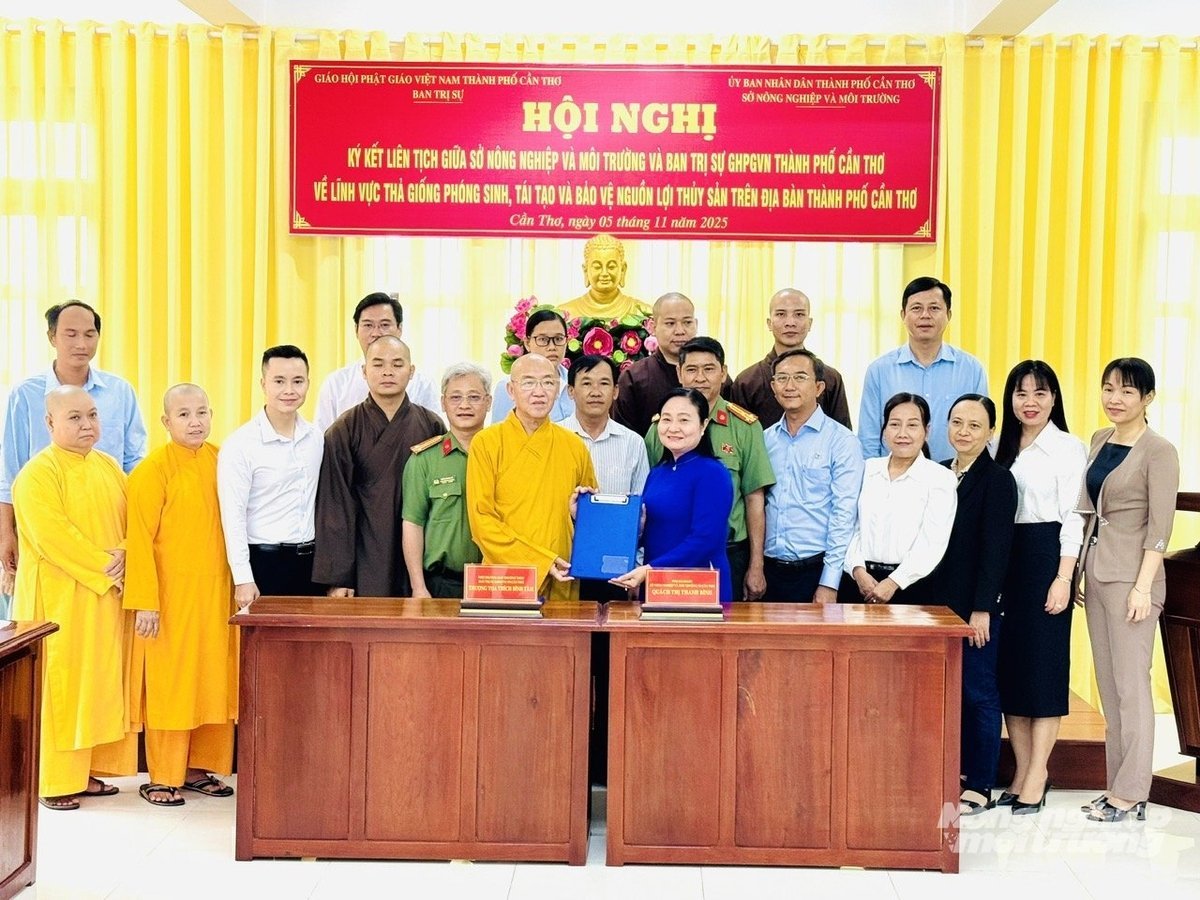 Sở Nông nghiệp và Môi trường TP Cần Thơ cùng Giáo hội Phật giáo Việt Nam TP Cần Thơ ký kết Bản ghi nhớ thả giống phóng sinh, tái tạo và bảo vệ nguồn lợi thủy sản. Ảnh: Lê Hoàng Vũ.