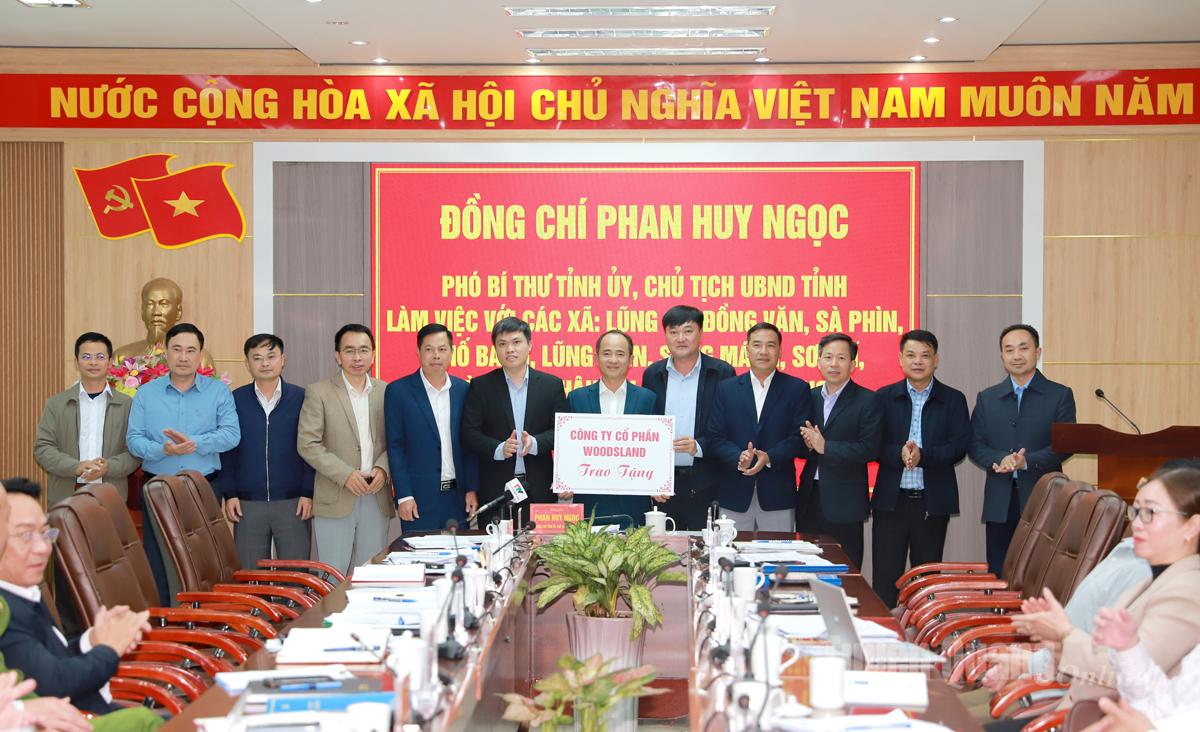 11. Lederne for det provinsielle folkekomiteens kontor overrakte symbolet for støtte til utstyr fra det offentlige administrasjonssenteret til Woodsland Joint Stock Company til 11 kommuner.