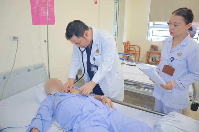 Pria berusia 80 tahun itu pusing, kesulitan bernapas, dan langsung pingsan. Dokter menemukan bahwa ia menderita stenosis katup aorta - Foto 1. Cụ ông 80 tuổi choáng, khó thở, ngất tại chỗ, bác sĩ phát hiện bị hẹp khít van động mạch chủ- Ảnh 1.